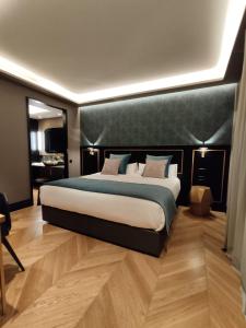 洛格罗尼奥IBIZA ROOMs的一间卧室配有一张大床和黑色床头板