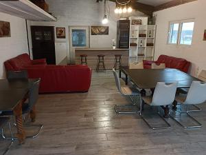 NeerpeltNatuur-like Glamping in Bosland的客厅配有桌椅和沙发