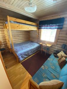 洛斯托Luoston Väärtin Kammi的一间卧室配有双层床和沙发