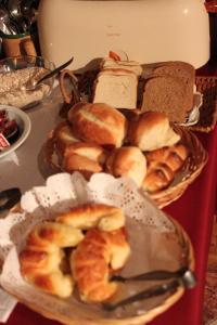 埃尔卡拉法特琳达维斯塔公寓酒店的桌上的一盘面包和糕点