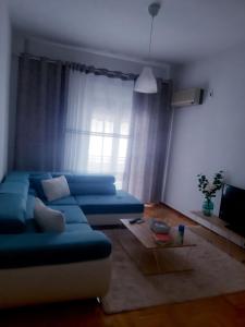 雅典Maklen的客厅,窗户前设有蓝色沙发