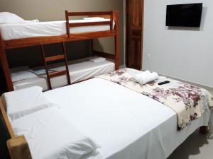 萨利诺波利斯Hotel Brio的一间卧室配有两张双层床和电视