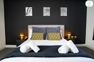 赫默尔亨普斯特德The Marina View by Sambridge Stays的卧室配有带枕头的大型白色床