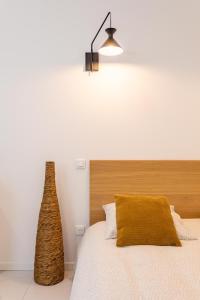 马赛Love room Jacuzzi Sauna Privatif Marseille的一间卧室配有一张带木制床头板和灯的床。