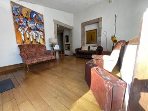Oza dos Ríos莱克托拉尔德辛斯酒店的客厅配有沙发,墙上挂有绘画作品