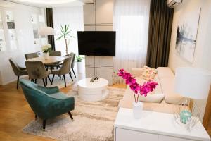 苏博蒂察Lusso Apartman的客厅配有沙发和桌子