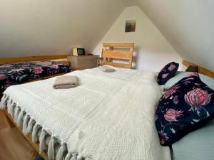 瓦尔卡Apartmán Zuzana的一间卧室配有一张带白色毯子的床