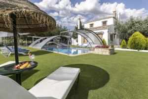蒙特弗里奥Cortijo el Zafiro的一个带游泳池和房子的花园