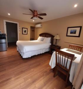 英戈尼什天际线的小屋酒店的一间卧室配有两张床和吊扇