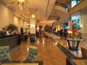 利马Miraflores Park, A Belmond Hotel, Lima的酒店大堂,设有螺旋楼梯