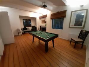 维纳德马HOTEL BORDEPLAZA - ex Monterilla的客厅铺有木地板,配有台球桌。