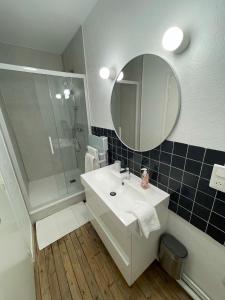克莱蒙费朗Hyper centre : Appart ancien rénové / tout confort的一间带水槽、淋浴和镜子的浴室