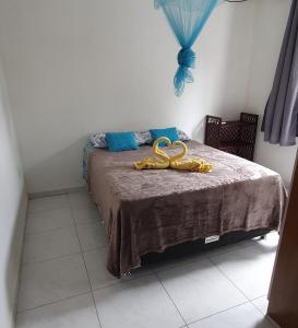 甘博阿Casa Azul Gamboa的一间卧室,配有一张带一双金色薄饼的床