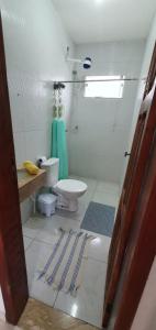 甘博阿Casa Azul Gamboa的一间带卫生间和水槽的浴室