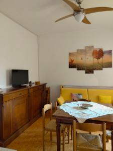 圣温琴佐Costa degli Etruschi的客厅配有桌子和电视
