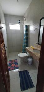 甘博阿Casa Azul Gamboa的浴室配有盥洗盆、卫生间和浴缸。