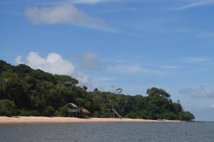 贝伦Pousada Grão的海洋中的岛屿,有海滩和树木