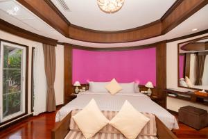 奥南海滩Krabi Resort- SHA Extra Plus的一间卧室配有一张大床和紫色墙壁