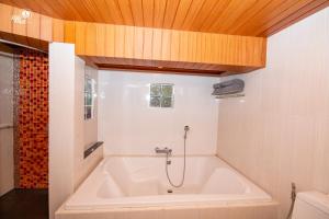 奥南海滩Krabi Resort- SHA Extra Plus的带浴缸的浴室和木制天花板