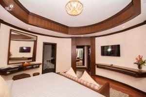 奥南海滩Krabi Resort- SHA Extra Plus的卧室配有一张床,墙上配有电视。