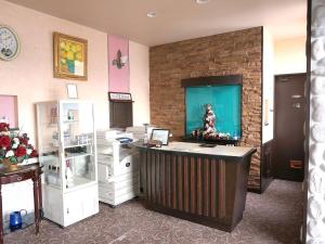 中富良野町布兰内宜吉佩提酒店的一间在房间里装有鱼缸的商店