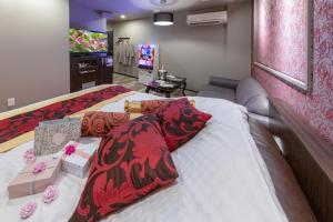 仙台Hotel ＧEM的一间卧室配有一张带红毯的床和一台电视