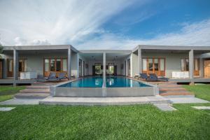 锡吉里亚Aliya Resort and Spa - Thema Collection的庭院中带游泳池的房子