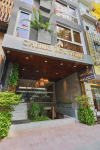 胡志明市CHERRY BOUTIQUE HOTEL的带有阅读大堂标志的建筑