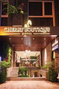 胡志明市CHERRY BOUTIQUE HOTEL的城市精品酒店的前面有标志