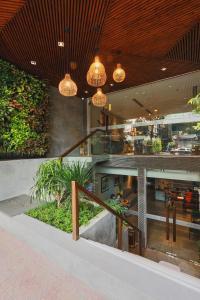 胡志明市CHERRY BOUTIQUE HOTEL的植物和灯的大厅