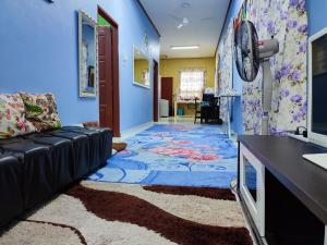 Rantau PanjangRiverview Homestay - Homestay Tepi Sungai Golok的带沙发和蓝色墙壁的客厅