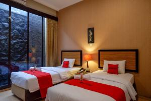 RedDoorz Plus near Amplaz Yogyakarta客房内的一张或多张床位