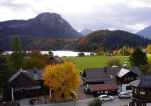 阿尔陶塞Altes Pfarrhaus的享有湖泊和山脉小镇的空中景致
