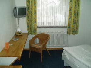 新明斯特弗里德里希酒店的客房设有书桌、椅子和窗户。