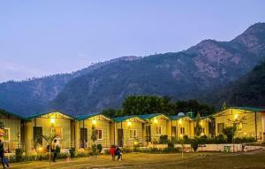 瑞诗凯诗Camp Brook - Luxury Camping in Rishikesh的山地房子的背景