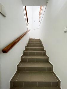扎马迪克拉普卡别墅公寓的楼梯,位于一栋带窗户的建筑内