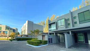 珍南海滩LAVANYA Private Pool Villa Residence 2 Floors @ Pantai Cenang.的大楼前的一个空停车位