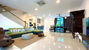 珍南海滩LAVANYA Private Pool Villa Residence 2 Floors @ Pantai Cenang.的带沙发和桌子的大客厅