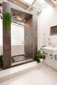 比勒陀利亚Menlyn Apartments的带淋浴和盥洗盆的浴室