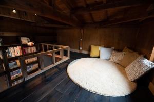 Hayakawa囲炉裏つき古民家を丸ごと貸し切り「月夜見山荘」（庭にBBQグリル完成！）的带沙发和大地毯的客厅