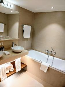 蓬特雷西纳蓬特雷西纳萨拉兹酒店的带浴缸、水槽和镜子的浴室
