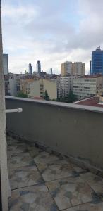 伊斯坦布尔中央公寓的阳台享有城市天际线的景致。