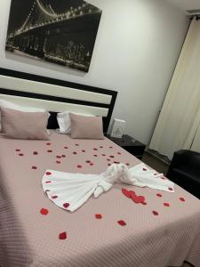 佩纳菲耶尔Hotel Douro Vale de Campos的一张带有白色床单的床上心