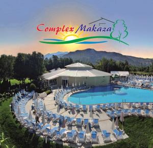 莫姆奇尔格勒马卡匝大厦旅馆的享有带椅子的度假村的游泳池景致