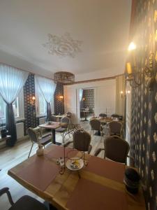 蒙绍Villa Burgau B&B的用餐室设有桌椅和窗户。