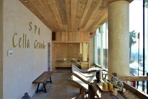 维韦罗内Cella Grande的餐厅拥有木制天花板、桌子和长凳
