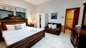 迪拜Private rooms in 3 bedroom apartment SKYNEST Homes marina pinnacle的一间卧室配有一张大床和一把椅子