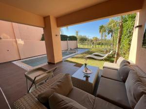 马拉喀什Villa golf prestigia marrakech的客厅配有沙发和桌子