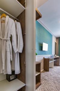 巴库ALBA HOTEL & SPA的一间带白色衣服衣柜的浴室