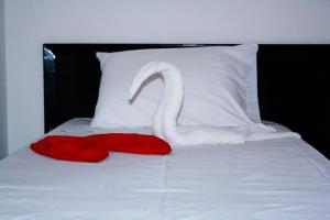 埃斯帕戈斯Académico do Sal的床上用毛巾制成的天鹅